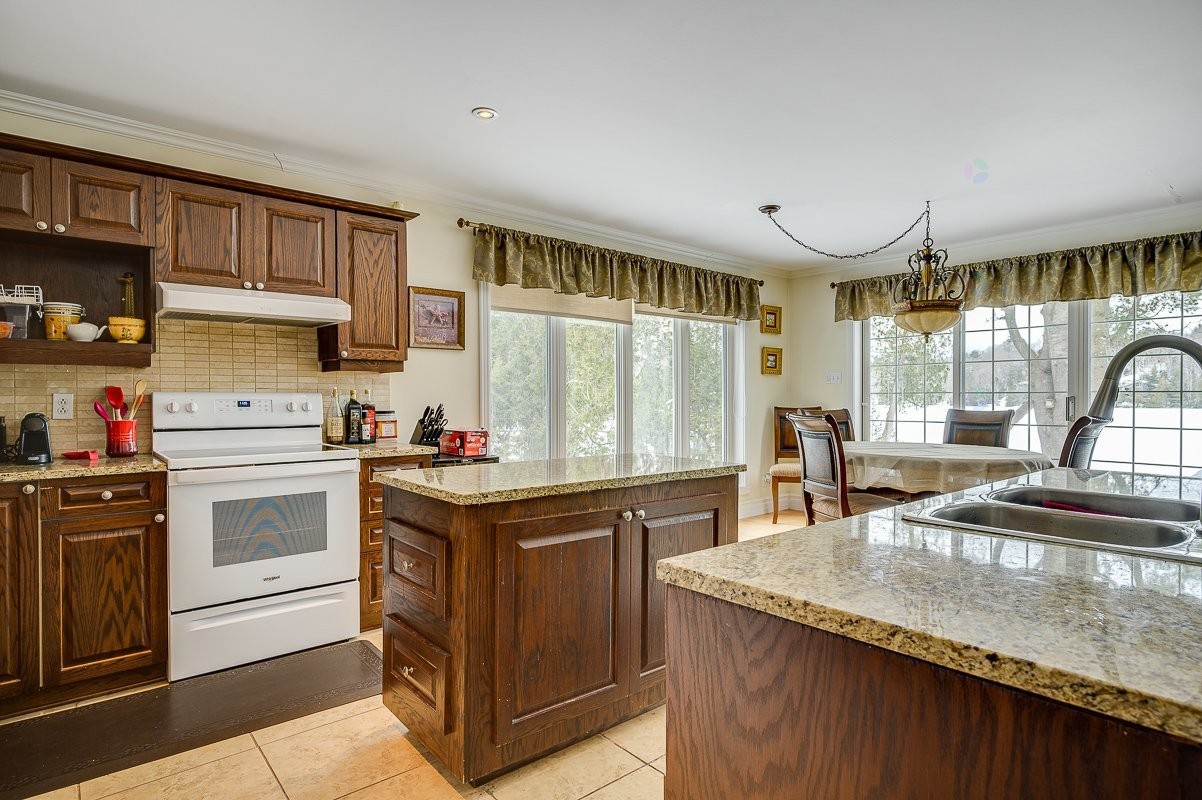 Cuisine - 247 Ch. Des Cèdres, Sainte-Anne-Des-Lacs, QC - Indoor Photo Showing Kitchen With Double Sink