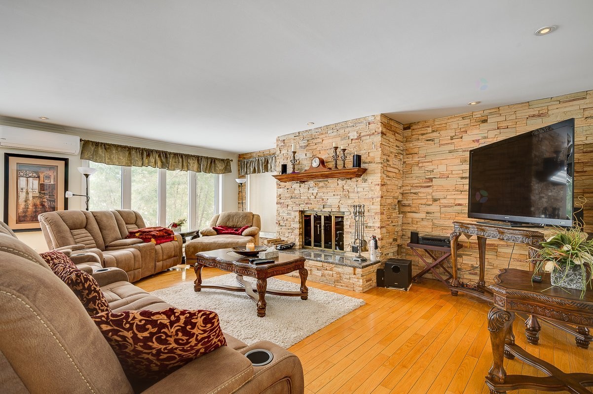 Salon - 247 Ch. Des Cèdres, Sainte-Anne-Des-Lacs, QC - Indoor Photo Showing Living Room With Fireplace