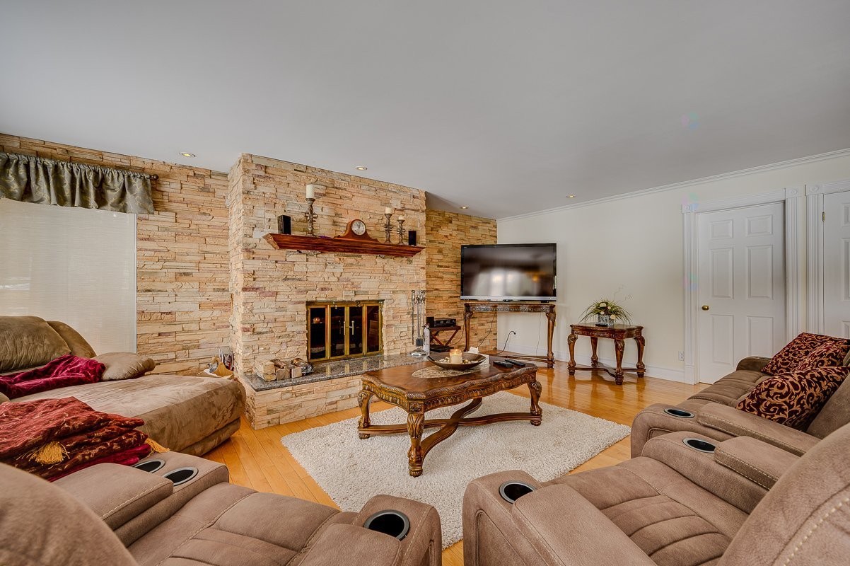 Salon - 247 Ch. Des Cèdres, Sainte-Anne-Des-Lacs, QC - Indoor Photo Showing Living Room With Fireplace