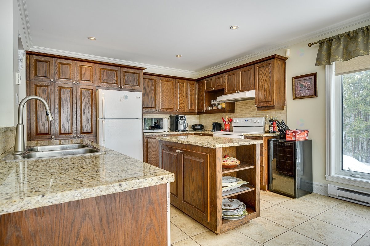 Cuisine - 247 Ch. Des Cèdres, Sainte-Anne-Des-Lacs, QC - Indoor Photo Showing Kitchen With Double Sink