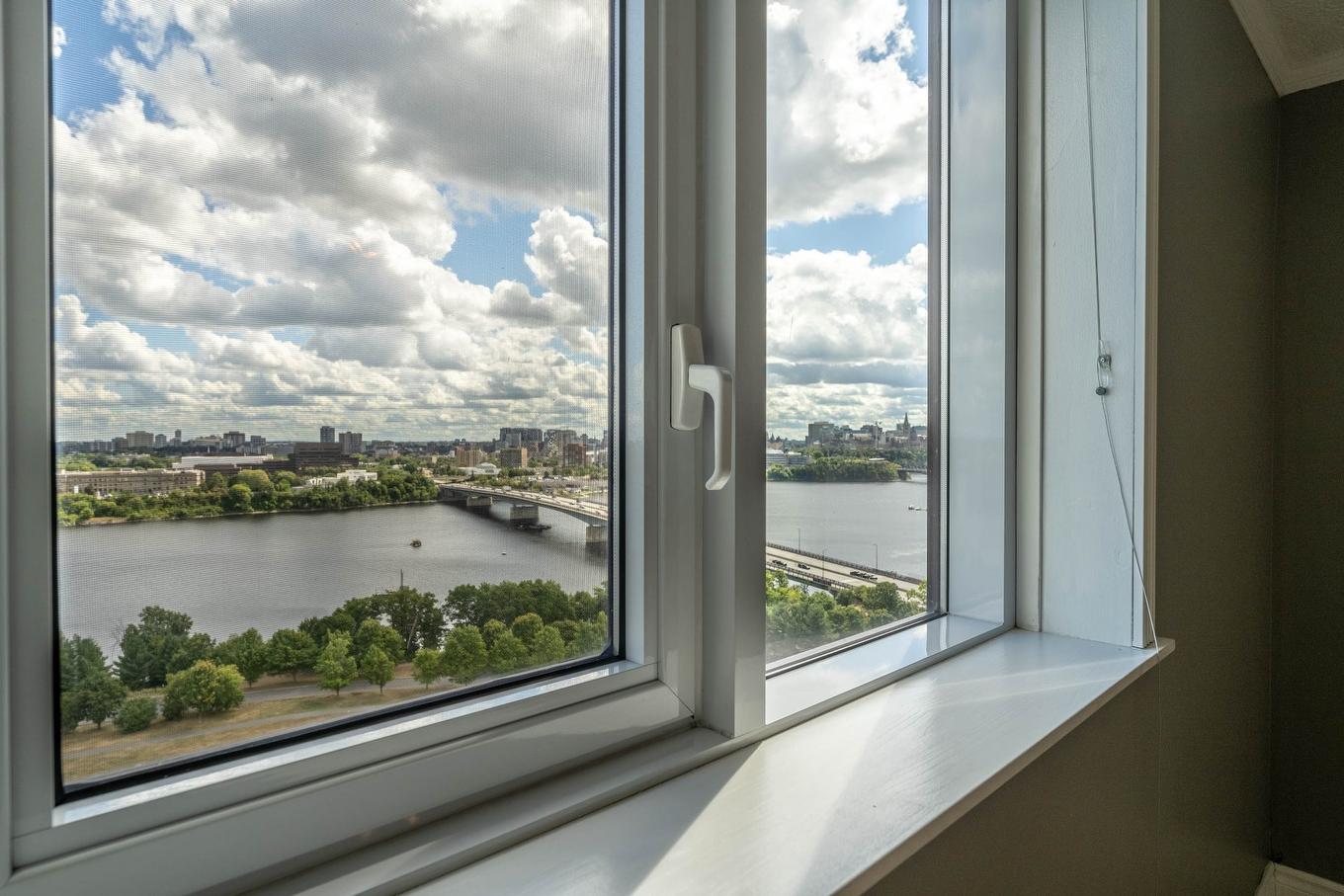 Salle à manger - 2004-285 Rue Laurier, Gatineau (Hull), QC - Indoor Photo Showing Other Room With Body Of Water