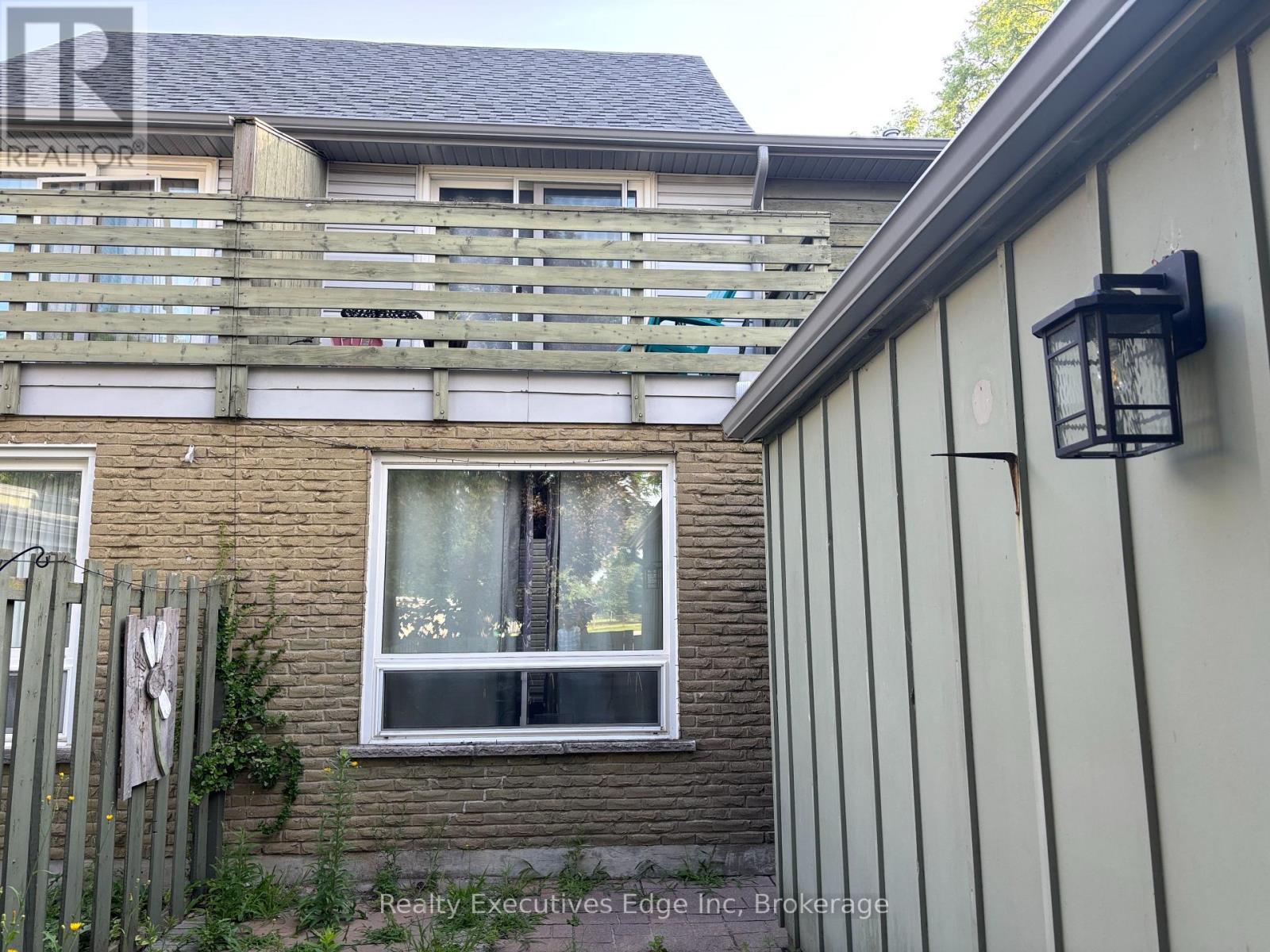 322 Scottsdale Drive, Guelph (Dovercliffe Park/Old University), ON - Outdoor With Exterior