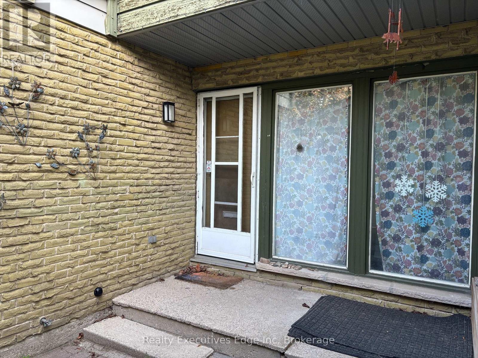 322 Scottsdale Drive, Guelph (Dovercliffe Park/Old University), ON - Outdoor With Exterior