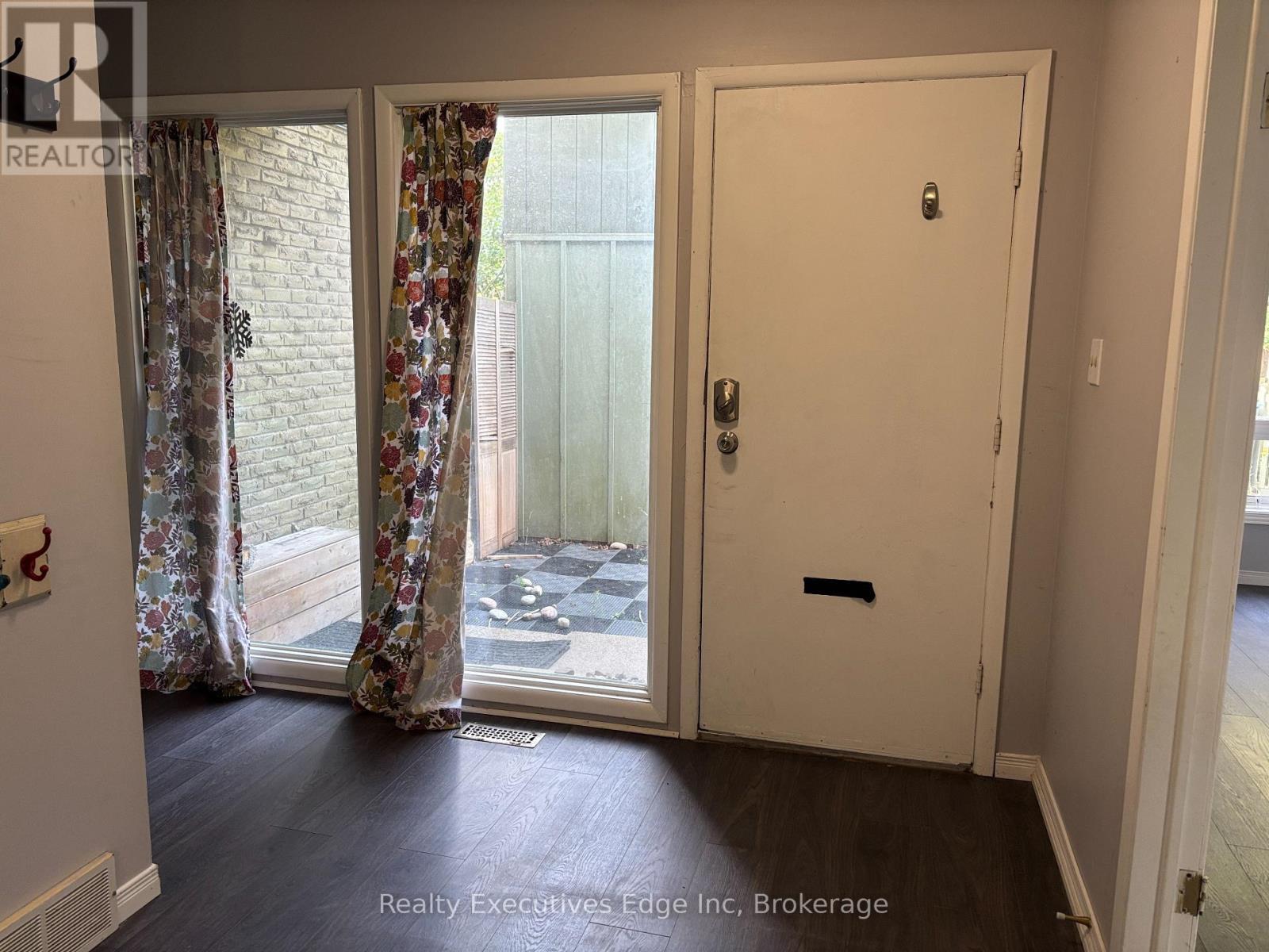 322 Scottsdale Drive, Guelph (Dovercliffe Park/Old University), ON - Indoor Photo Showing Other Room