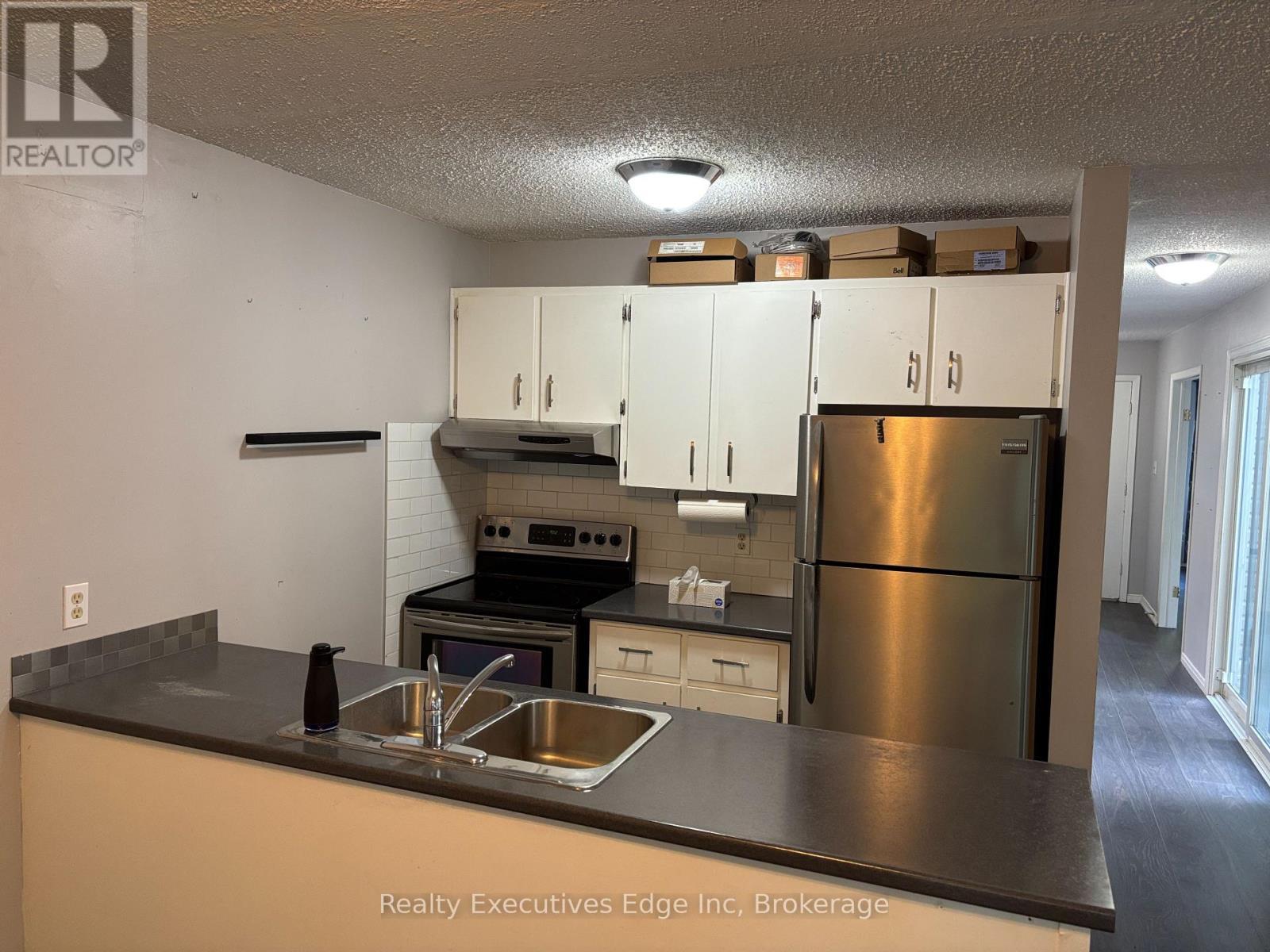 322 Scottsdale Drive, Guelph (Dovercliffe Park/Old University), ON - Indoor Photo Showing Kitchen With Double Sink