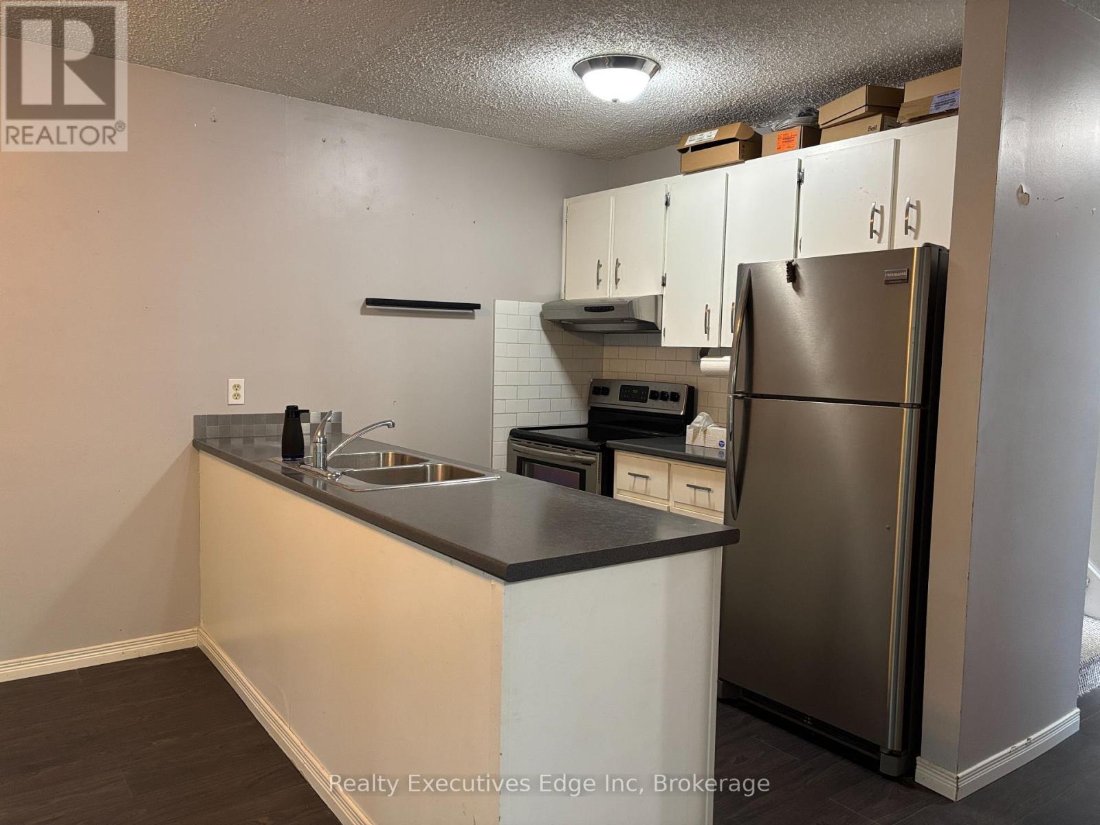 322 Scottsdale Drive, Guelph (Dovercliffe Park/Old University), ON - Indoor Photo Showing Kitchen With Double Sink