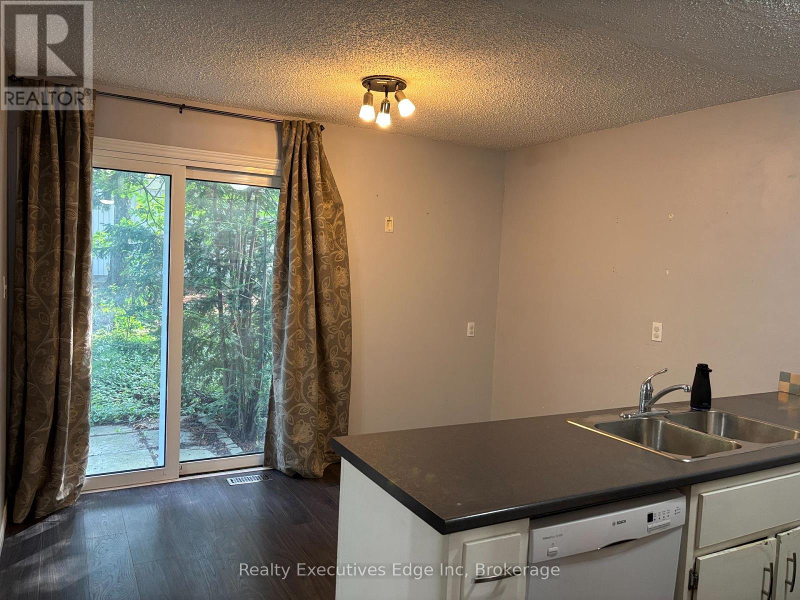 322 Scottsdale Drive, Guelph (Dovercliffe Park/Old University), ON - Indoor Photo Showing Kitchen With Double Sink
