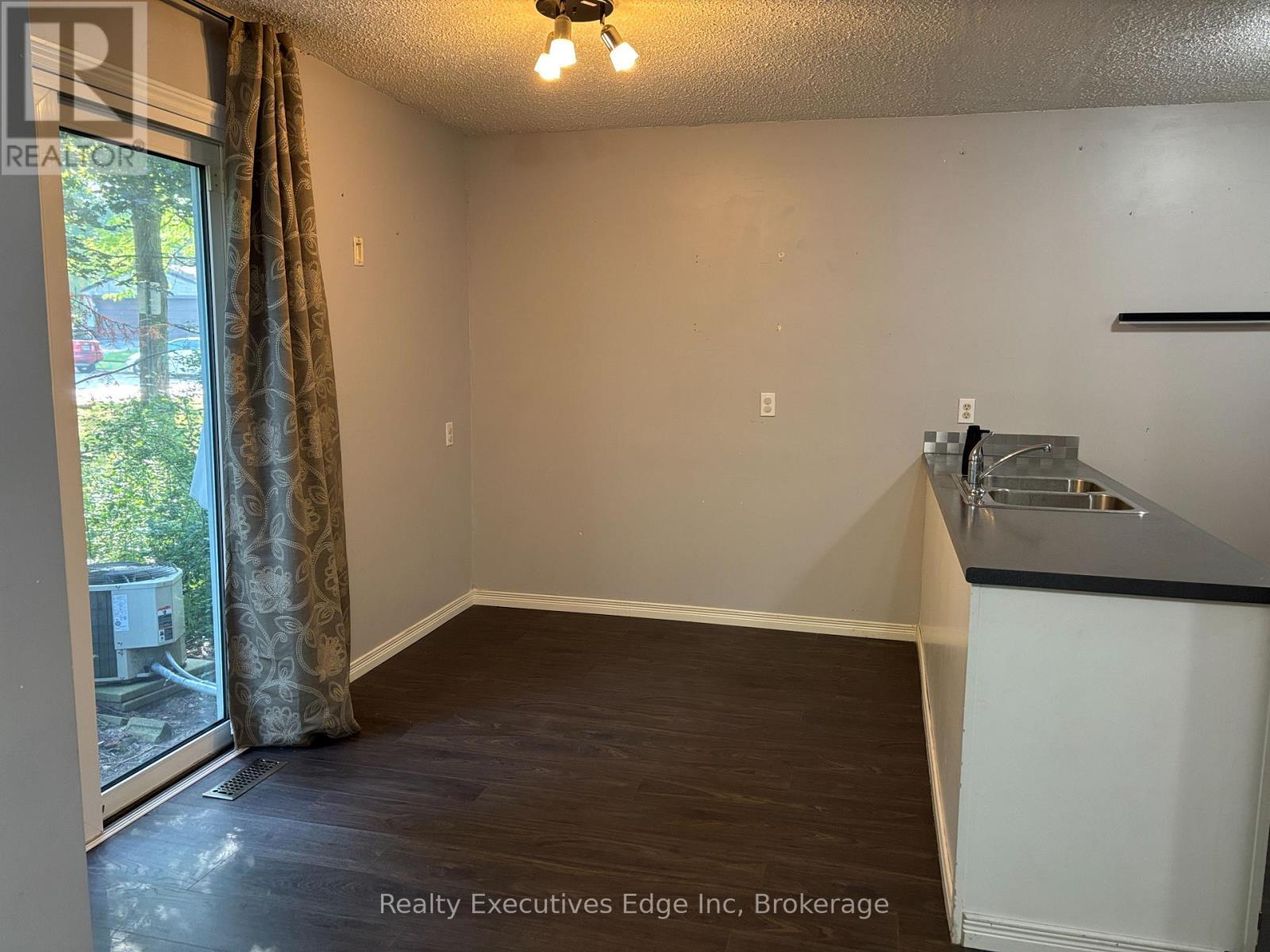 322 Scottsdale Drive, Guelph (Dovercliffe Park/Old University), ON - Indoor Photo Showing Other Room