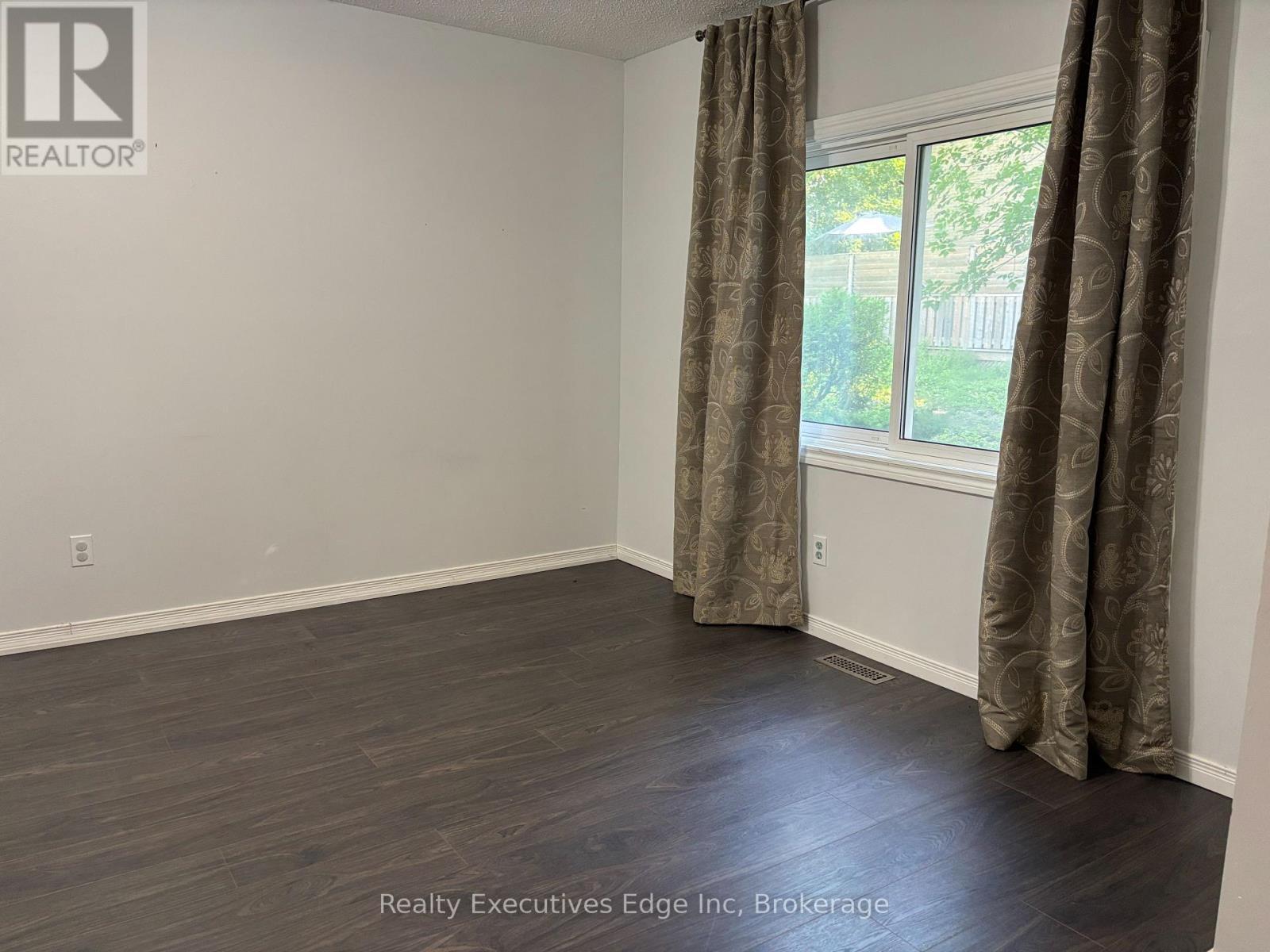 322 Scottsdale Drive, Guelph (Dovercliffe Park/Old University), ON - Indoor Photo Showing Other Room