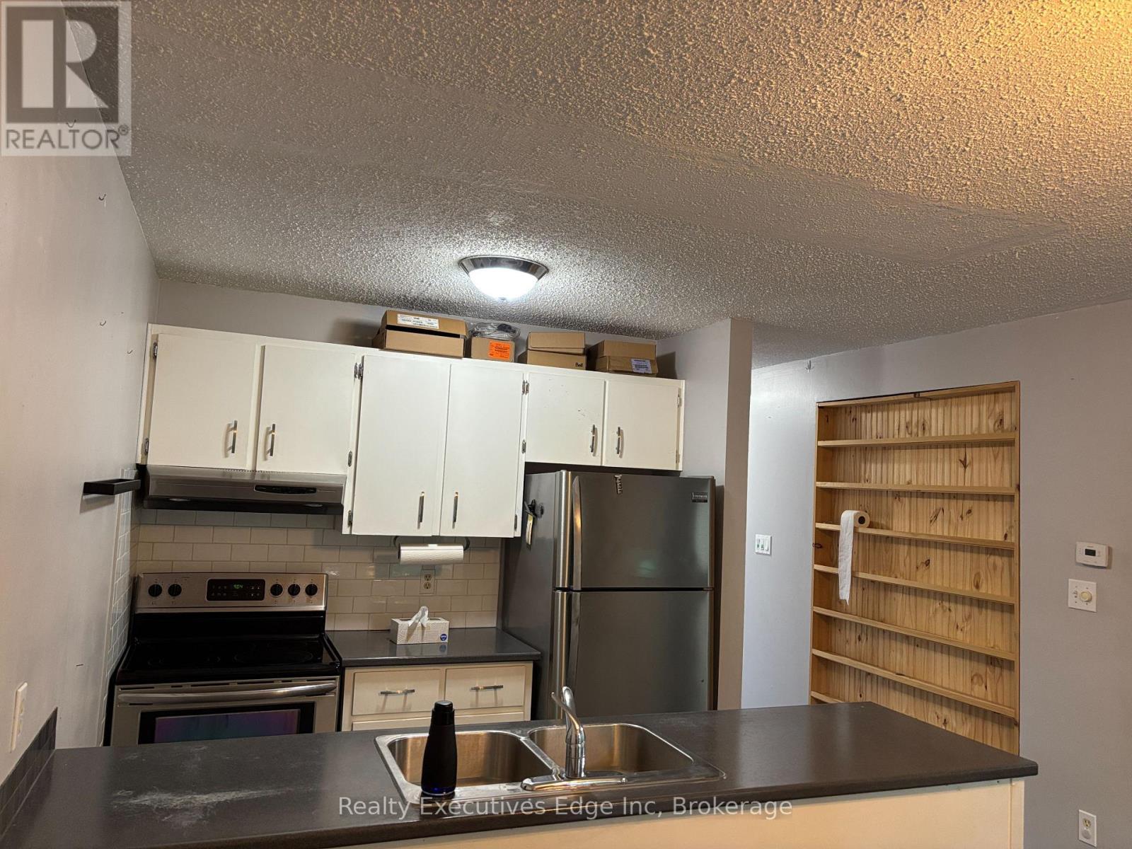 322 Scottsdale Drive, Guelph (Dovercliffe Park/Old University), ON - Indoor Photo Showing Kitchen With Double Sink