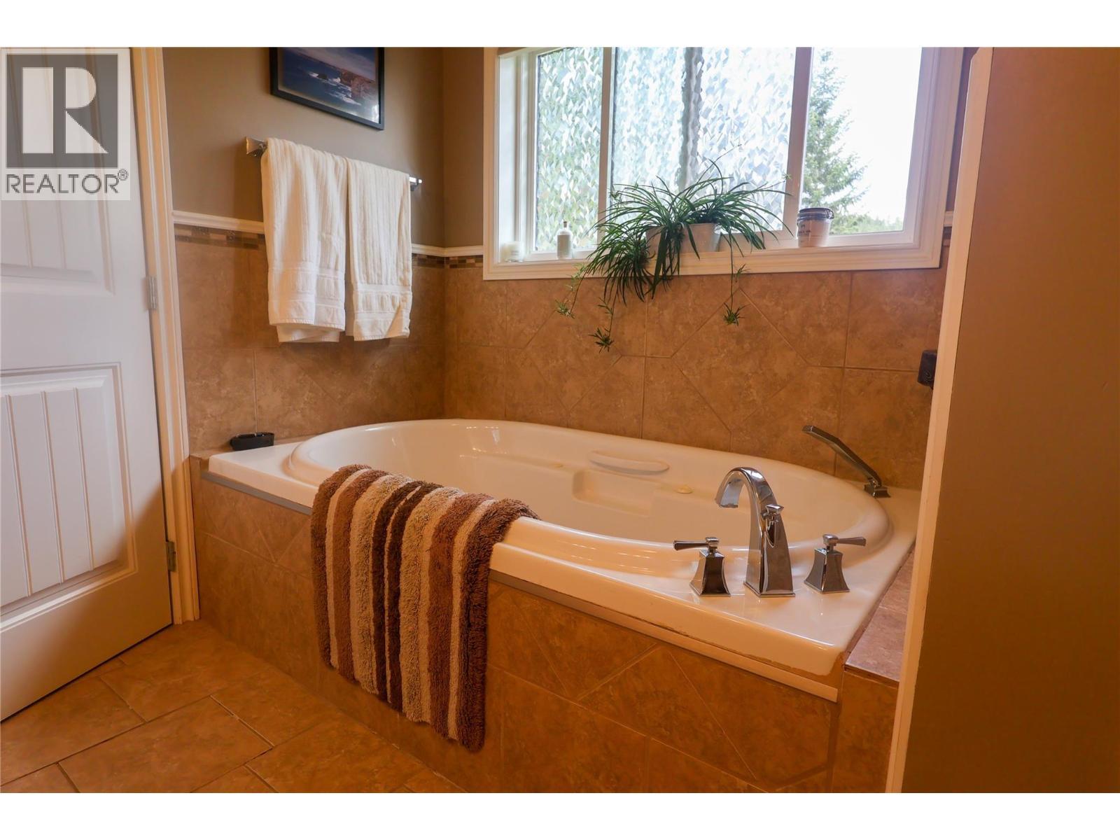 1448 Hemlock Street, Golden, BC - Indoor Photo Showing Bathroom