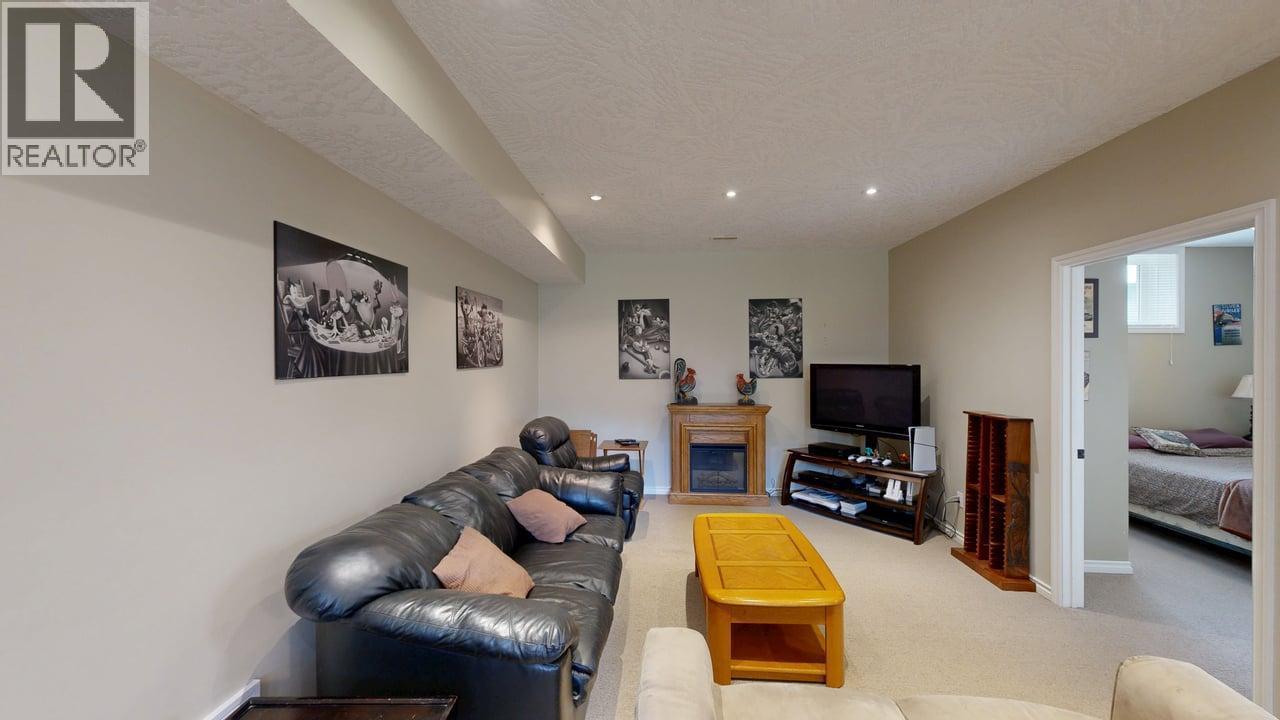 1448 Hemlock Street, Golden, BC - Indoor With Fireplace