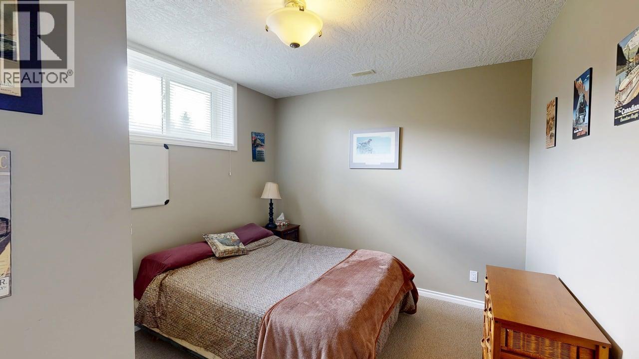 1448 Hemlock Street, Golden, BC - Indoor Photo Showing Bedroom