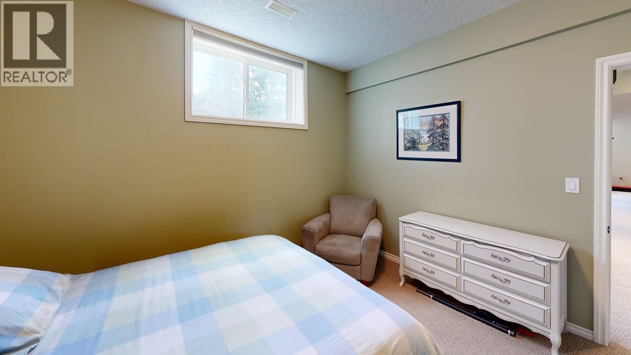 1448 Hemlock Street, Golden, BC - Indoor Photo Showing Bedroom