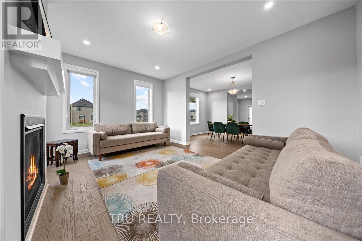 618 Galarneau Way, Ottawa, ON - Indoor Photo Showing Living Room