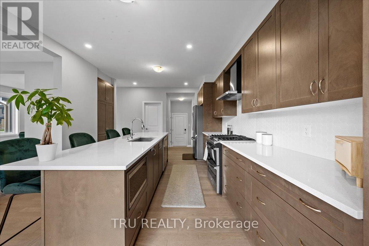 618 Galarneau Way, Ottawa, ON - Indoor Photo Showing Kitchen With Upgraded Kitchen