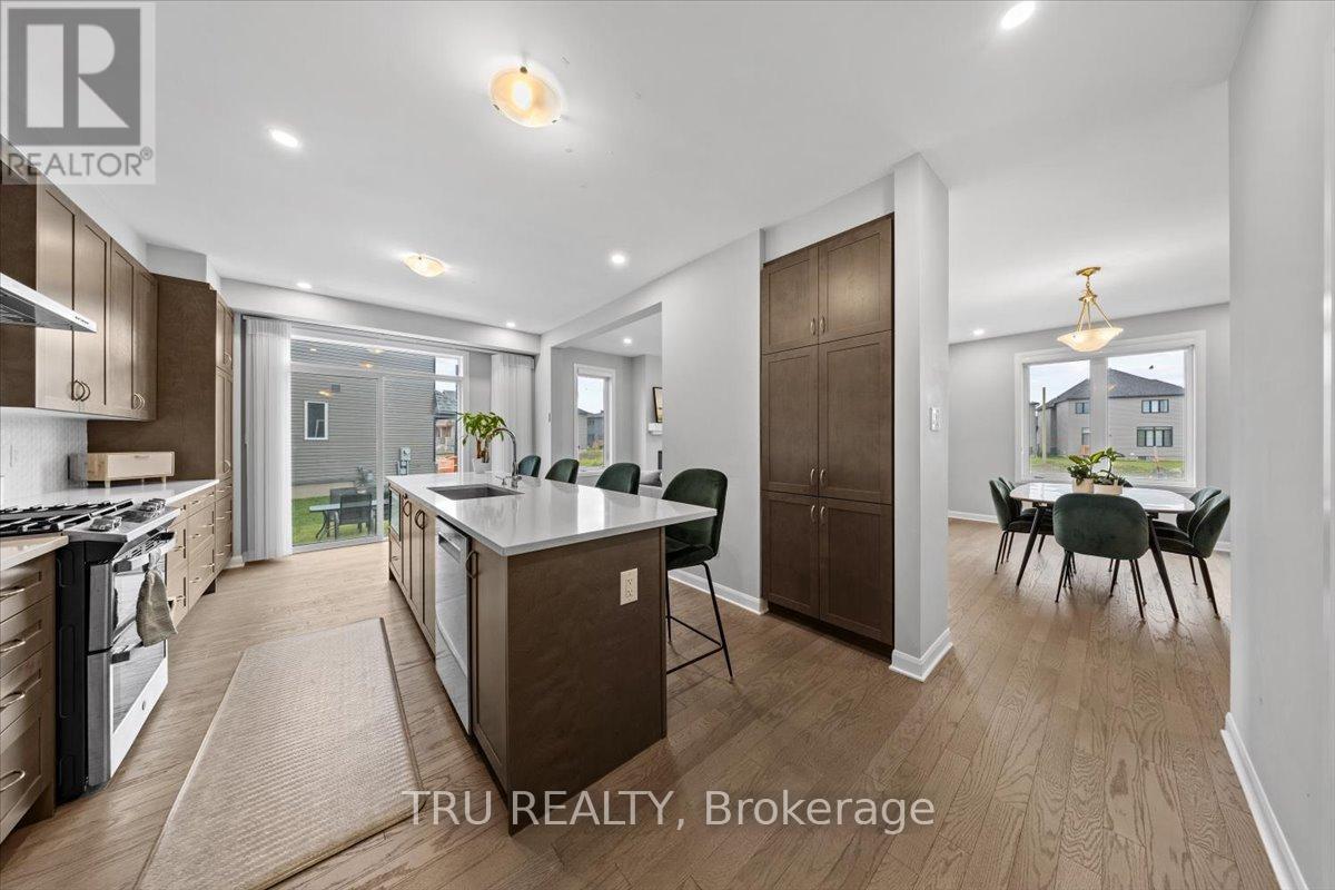 618 Galarneau Way, Ottawa, ON - Indoor Photo Showing Kitchen With Upgraded Kitchen