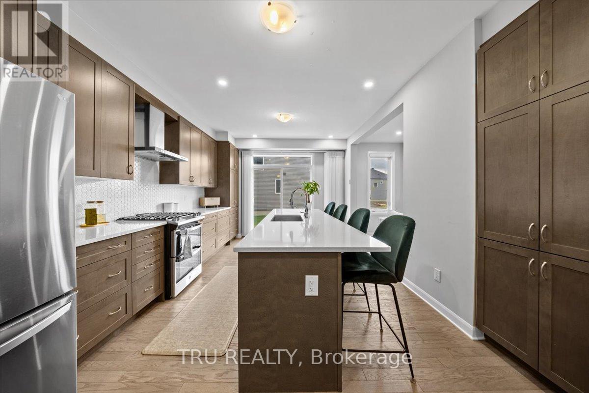618 Galarneau Way, Ottawa, ON - Indoor Photo Showing Kitchen With Upgraded Kitchen