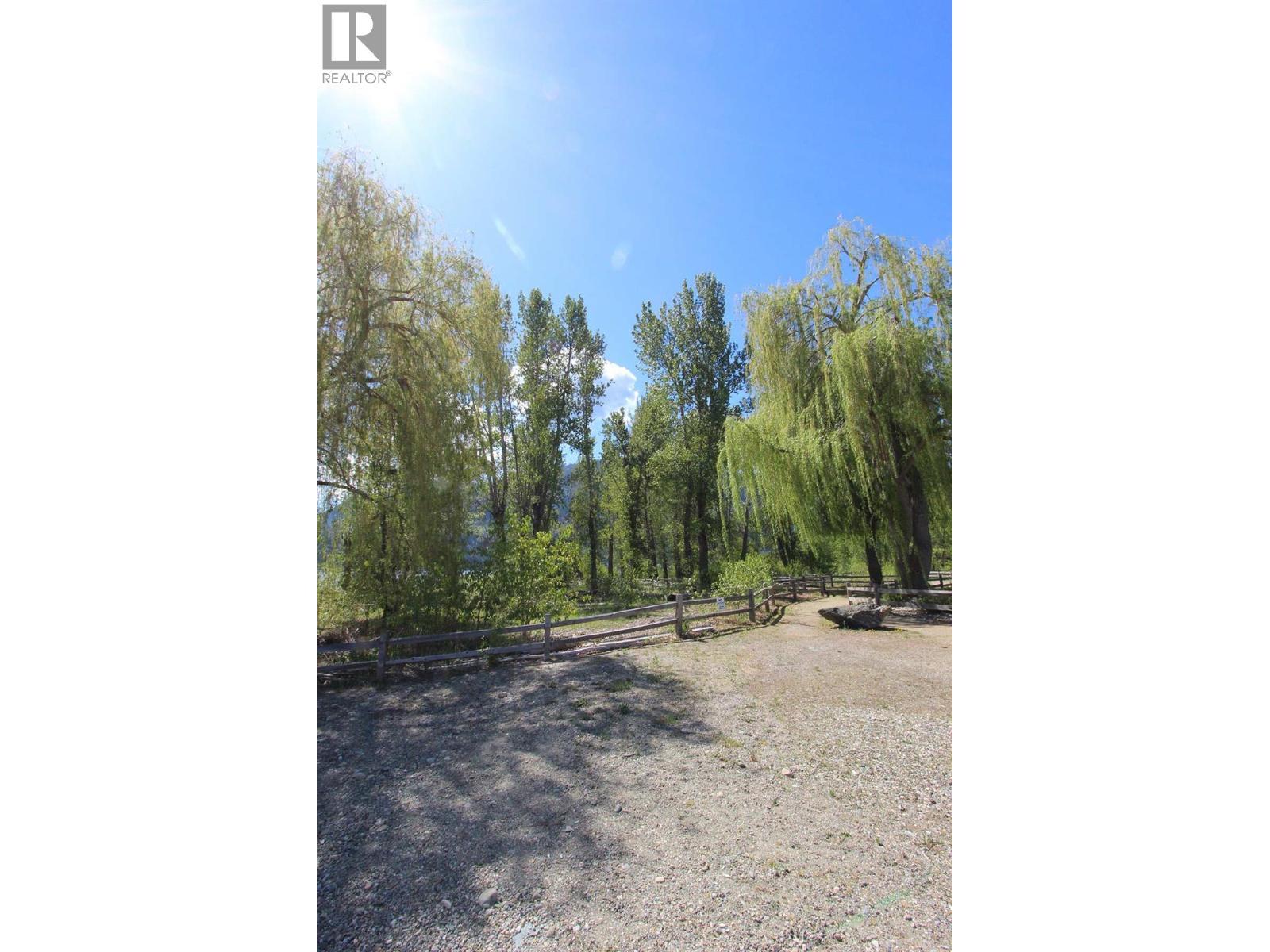 7 Rainbow Lane, Lee Creek, BC