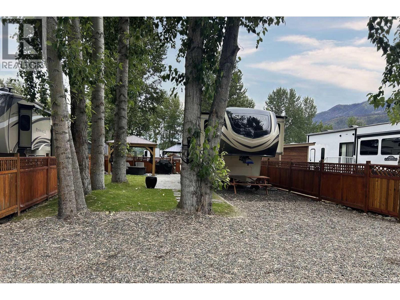 7 Rainbow Lane, Lee Creek, BC