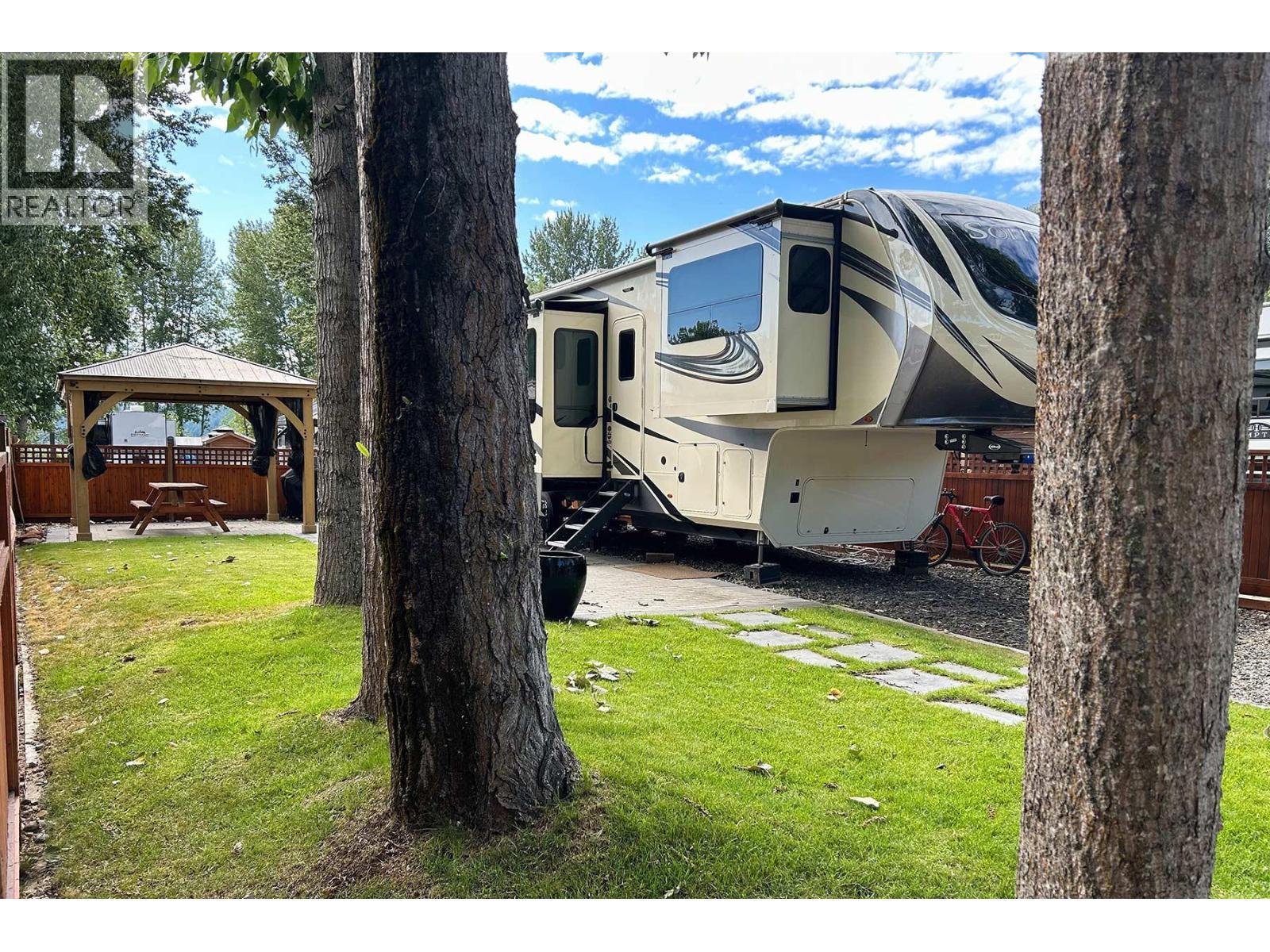 7 Rainbow Lane, Lee Creek, BC