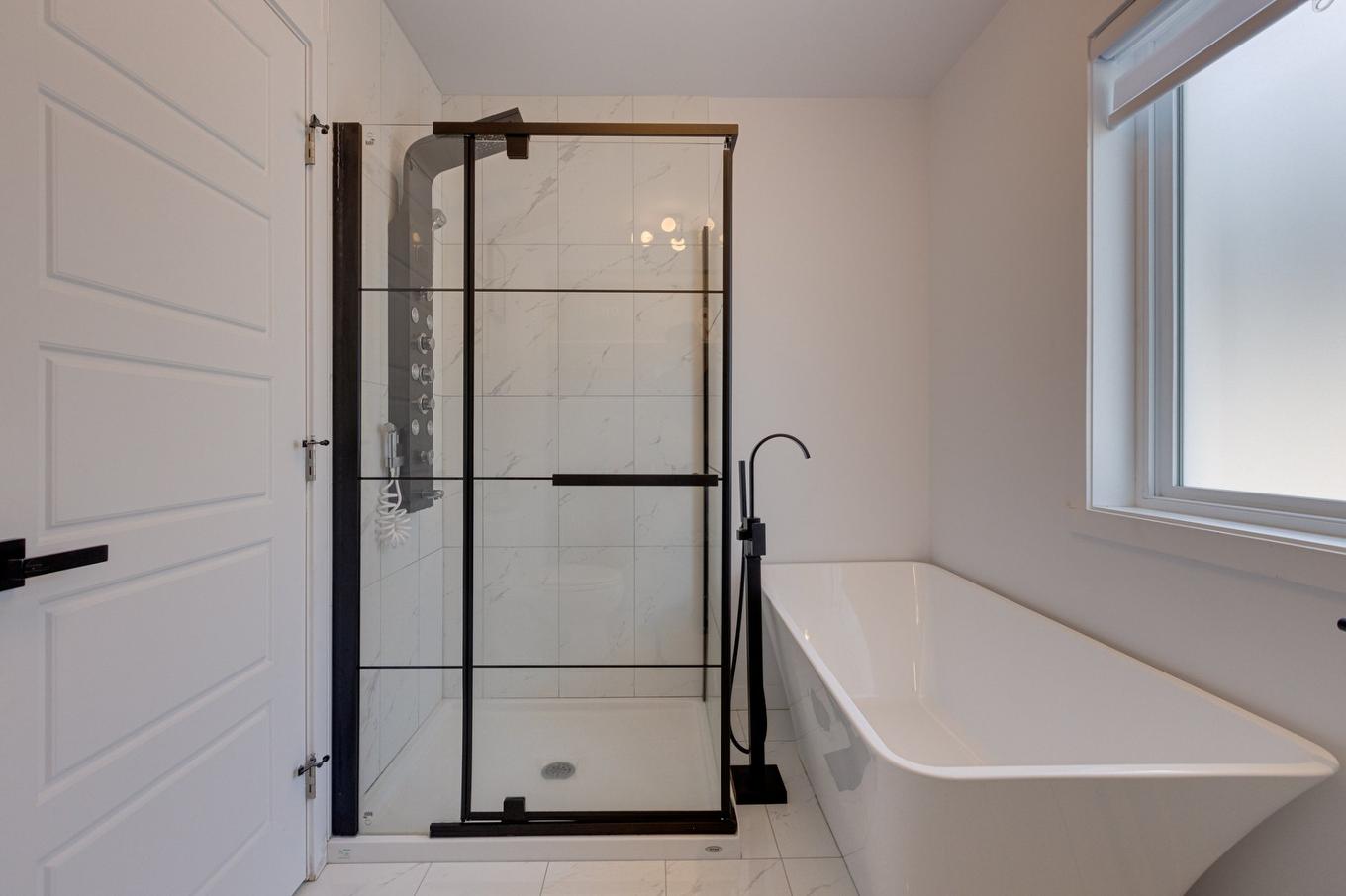 Salle de bains - 1941 Boul. Ste-Rose, Laval (Laval-Ouest), QC - Indoor