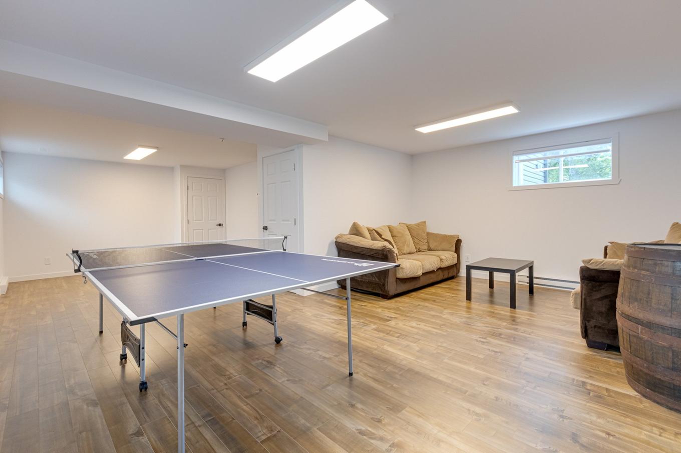 Salle familiale - 1941 Boul. Ste-Rose, Laval (Laval-Ouest), QC - Indoor