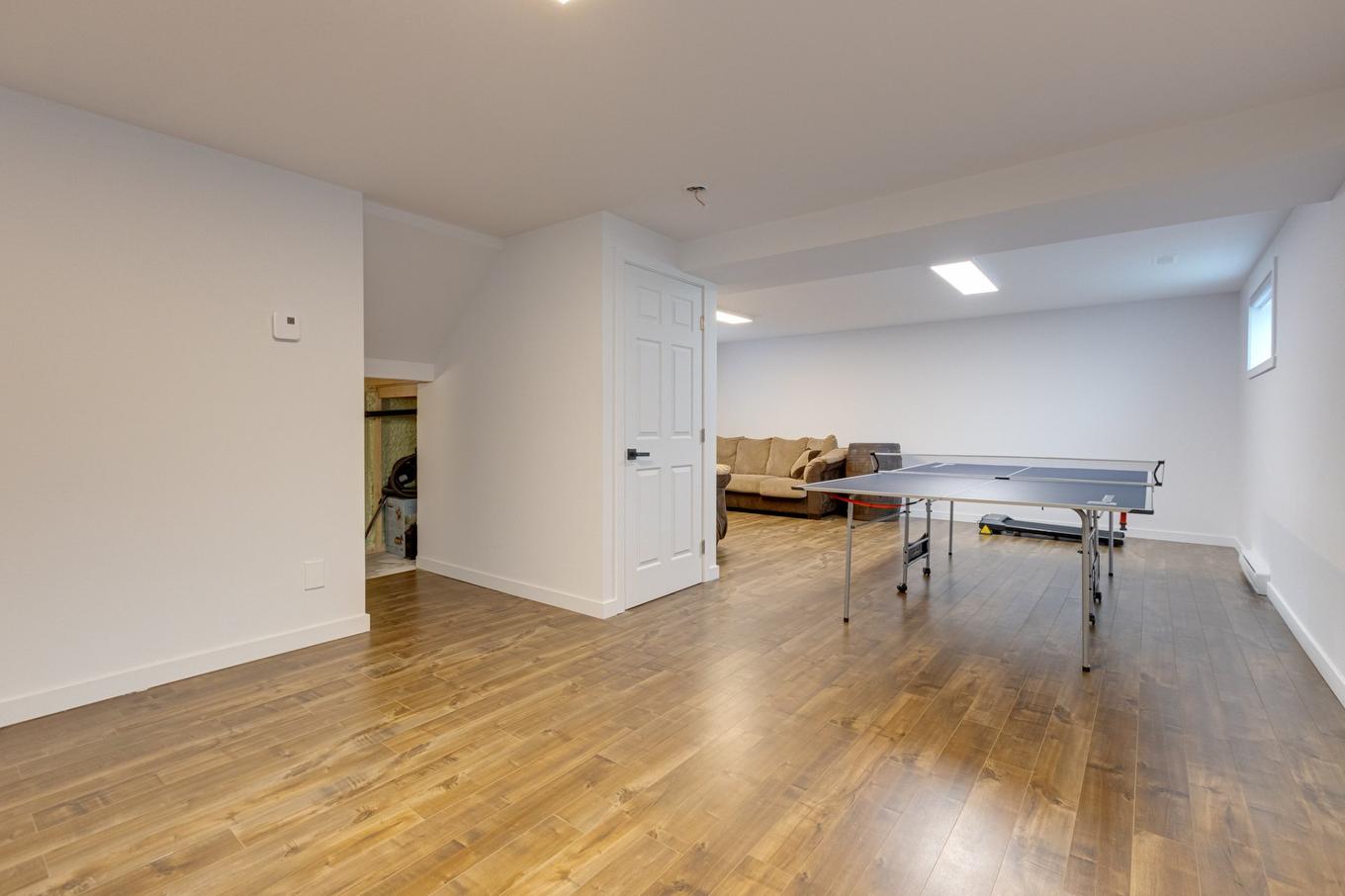 Salle familiale - 1941 Boul. Ste-Rose, Laval (Laval-Ouest), QC - Indoor