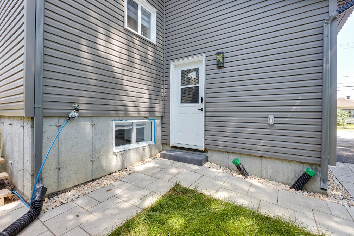 Entrée extérieure - 1941 Boul. Ste-Rose, Laval (Laval-Ouest), QC - Outdoor With Exterior