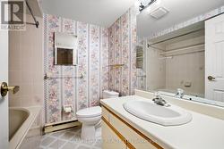 Main bathroom with whirlpool tub -