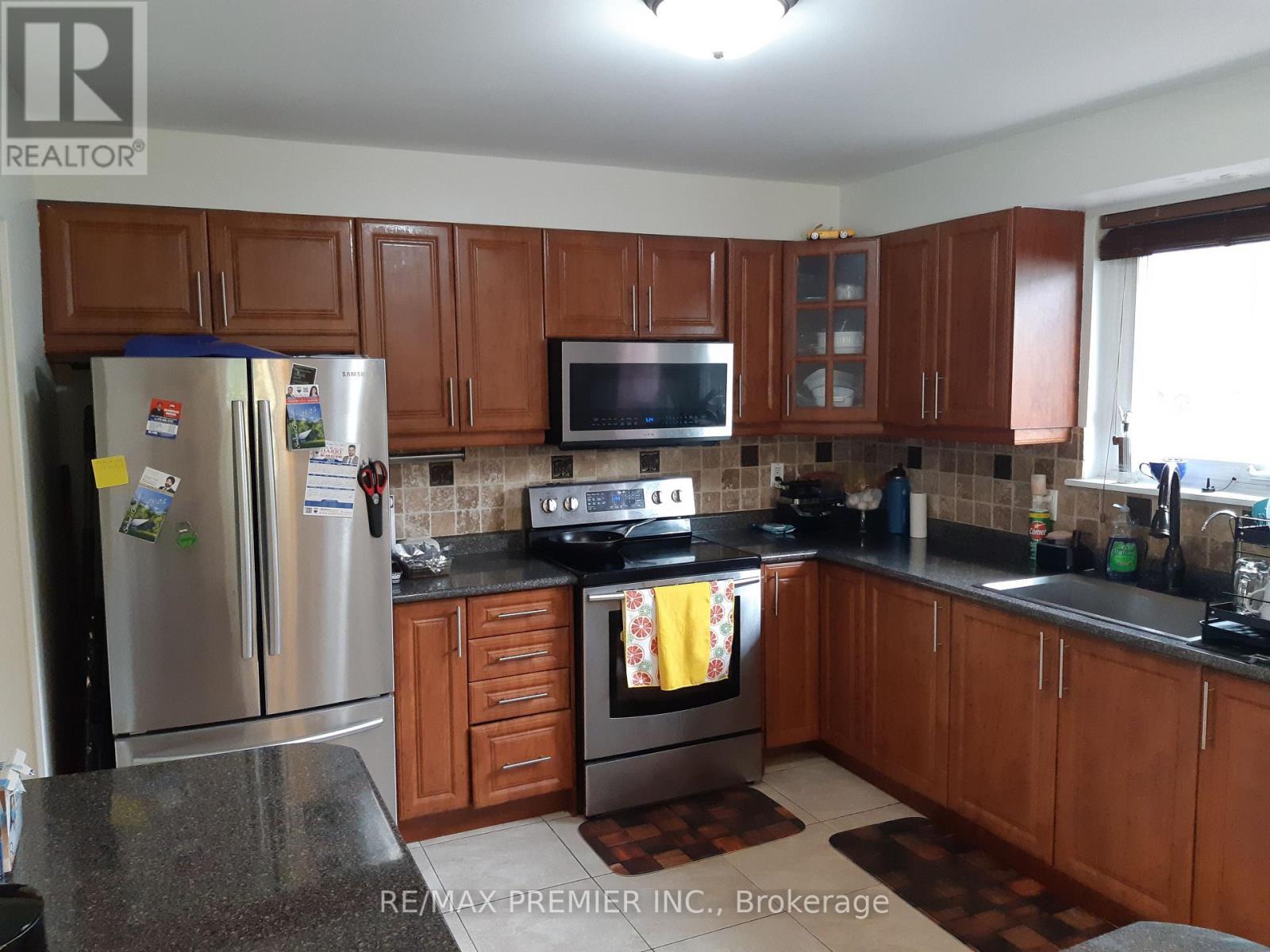 32 Dunblaine Crescent, Brampton, ON - Indoor Photo Showing Kitchen