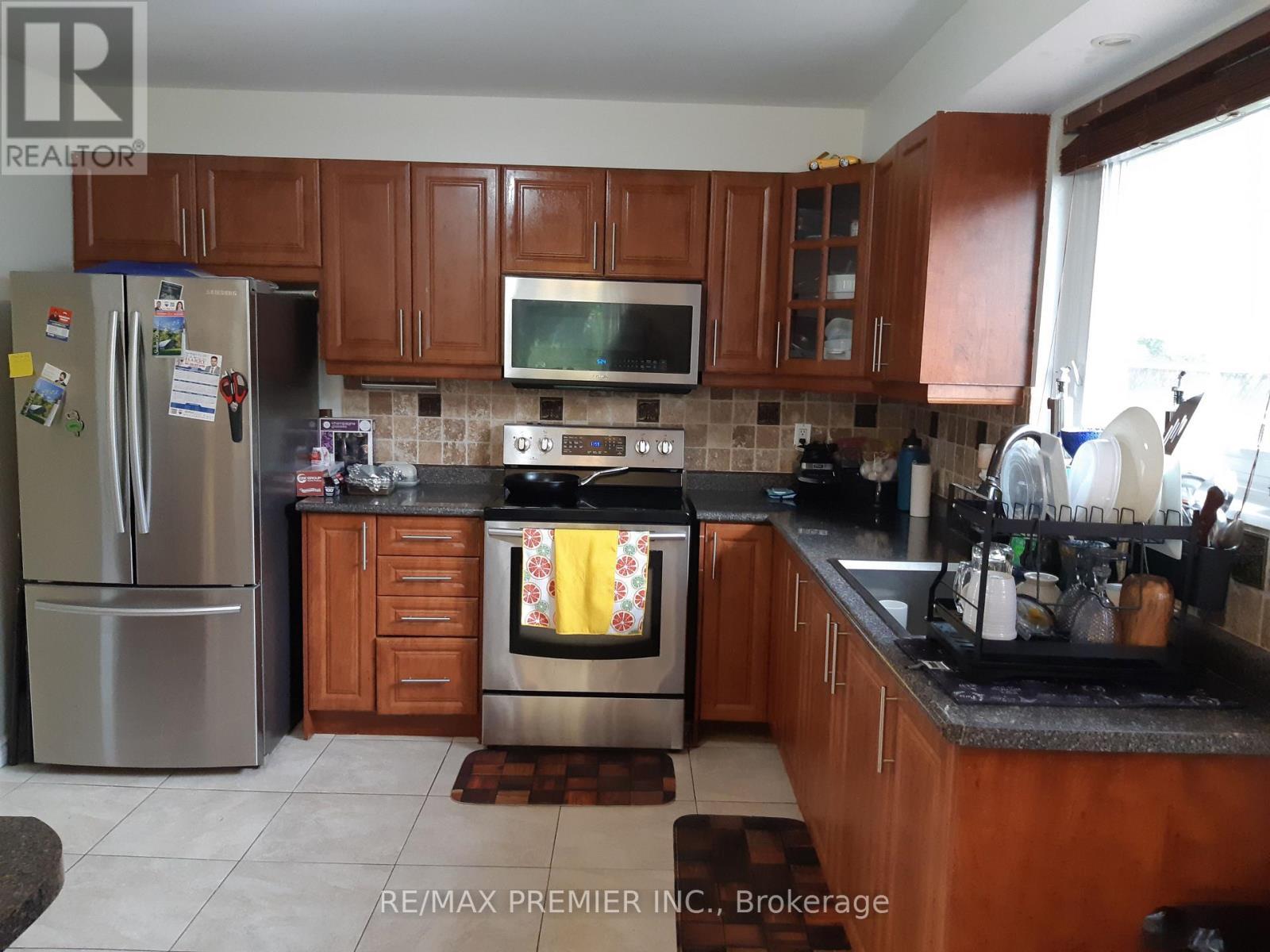 32 Dunblaine Crescent, Brampton, ON - Indoor Photo Showing Kitchen