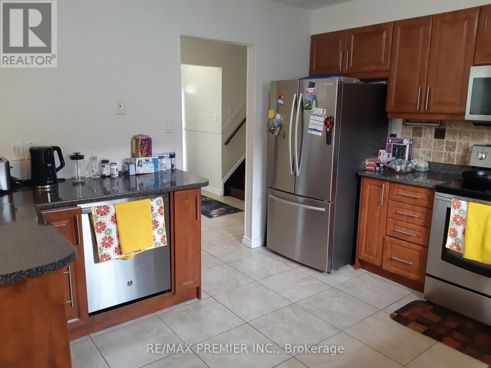 32 Dunblaine Crescent, Brampton, ON - Indoor Photo Showing Kitchen
