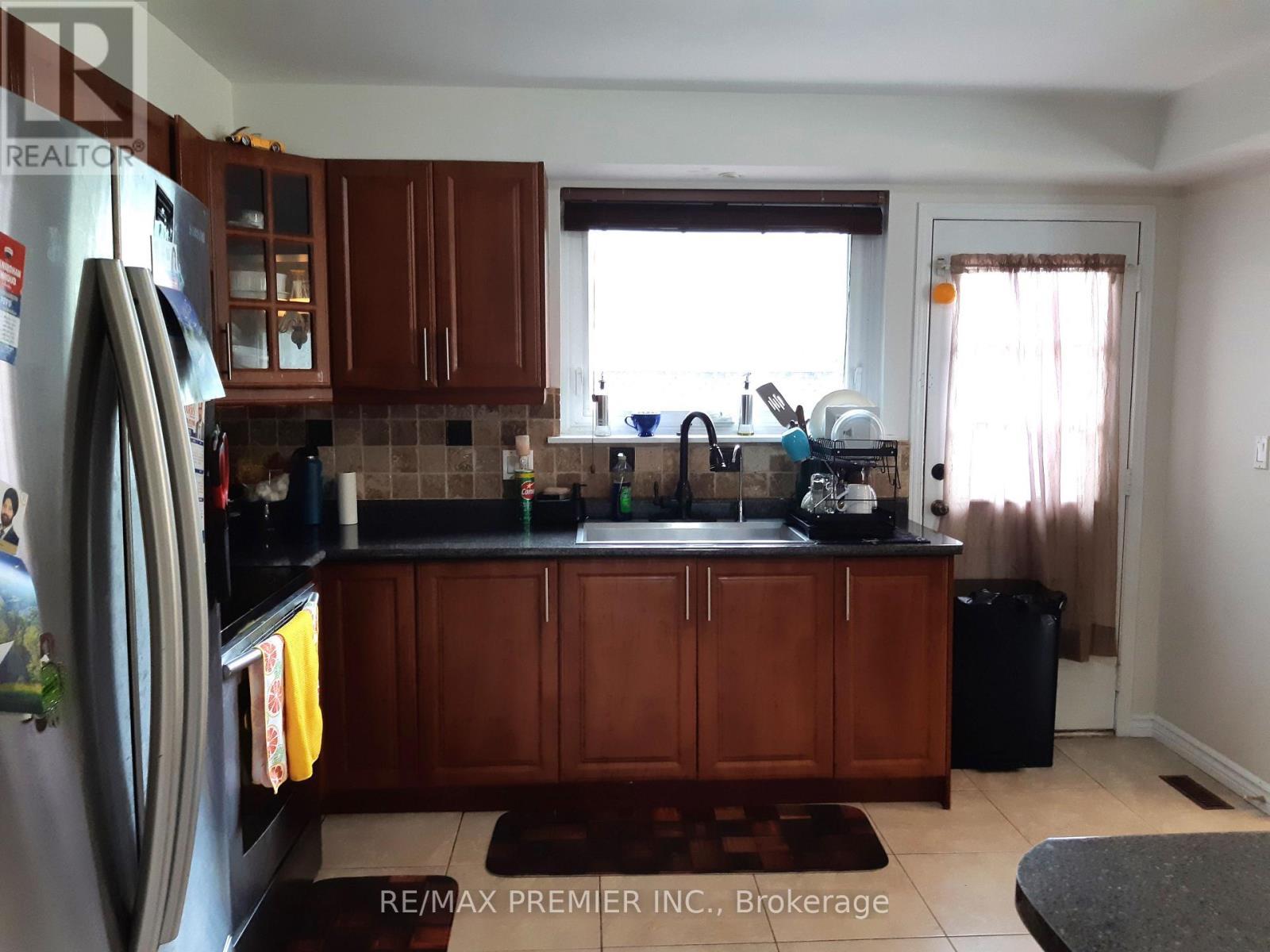 32 Dunblaine Crescent, Brampton, ON - Indoor Photo Showing Kitchen