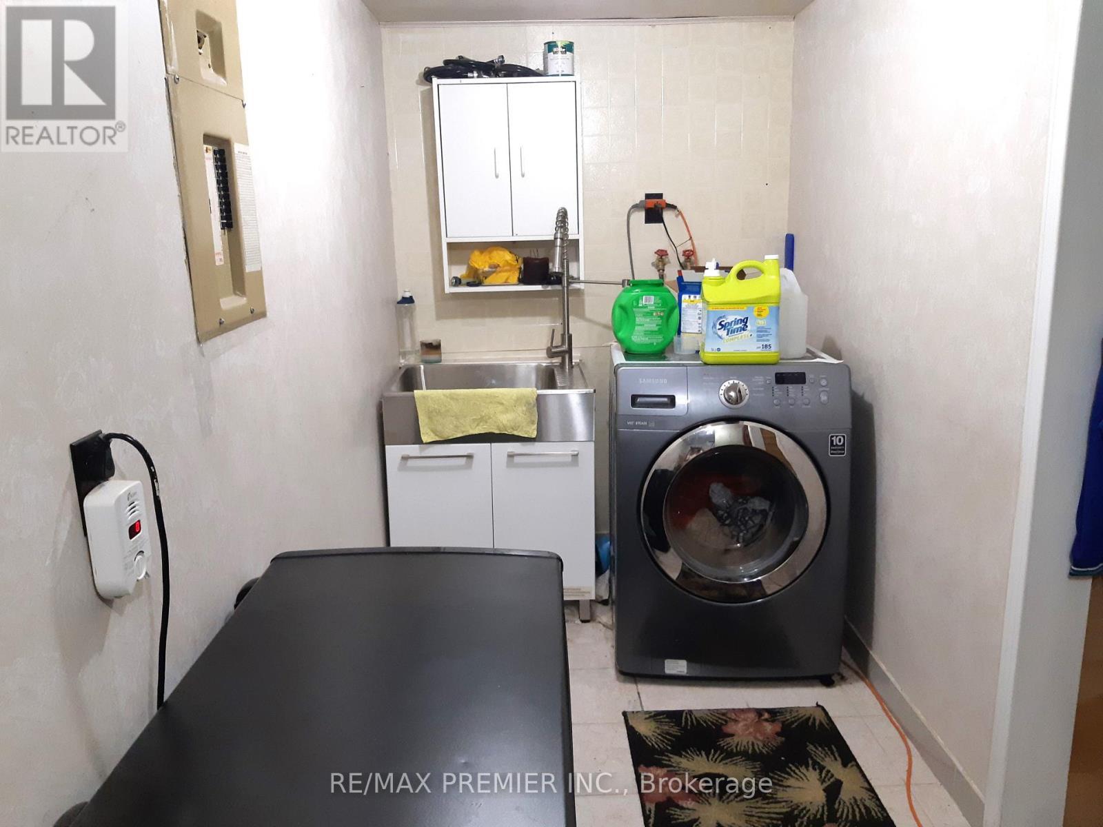 32 Dunblaine Crescent, Brampton, ON - Indoor Photo Showing Laundry Room