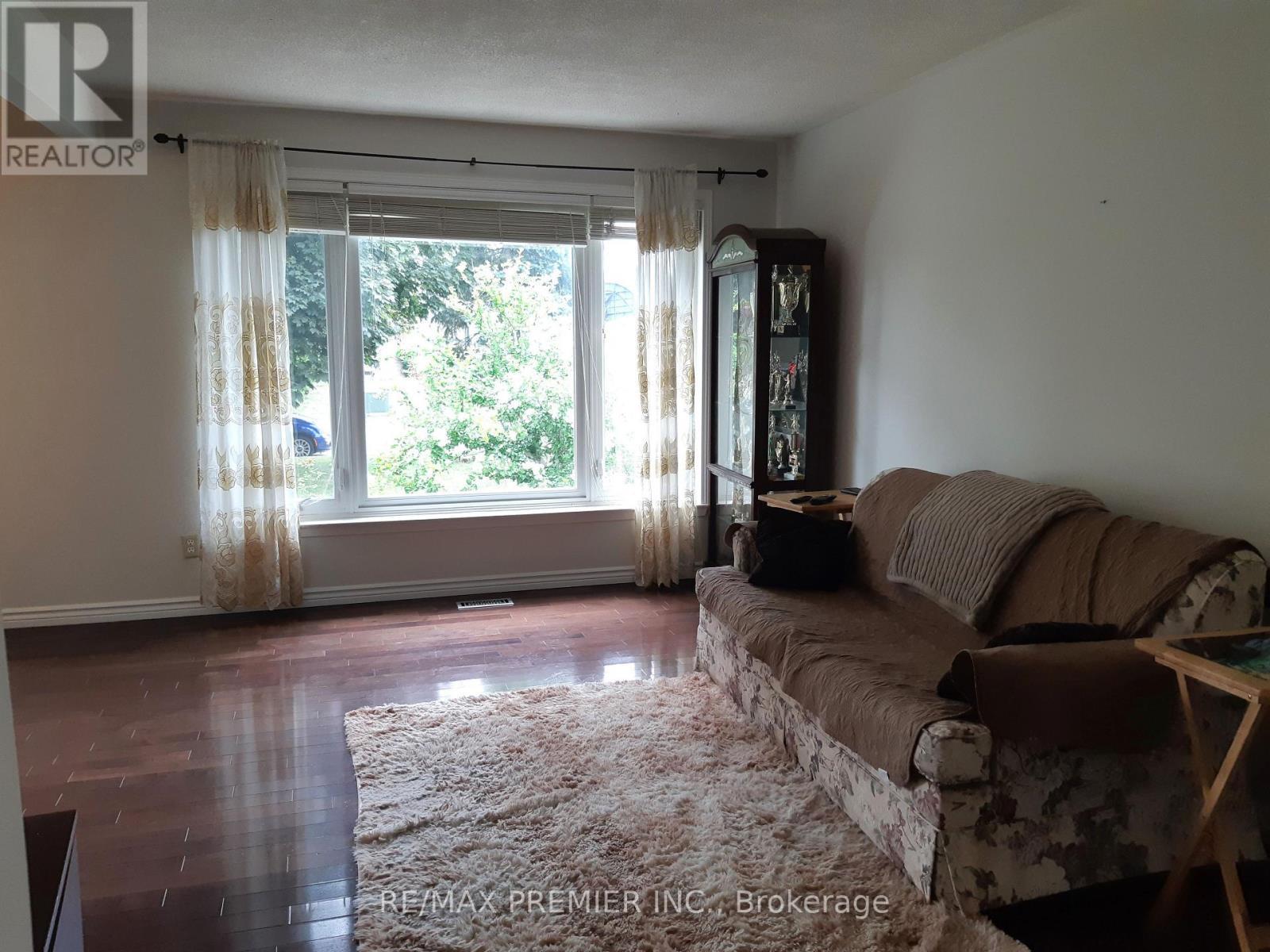 32 Dunblaine Crescent, Brampton, ON - Indoor Photo Showing Living Room