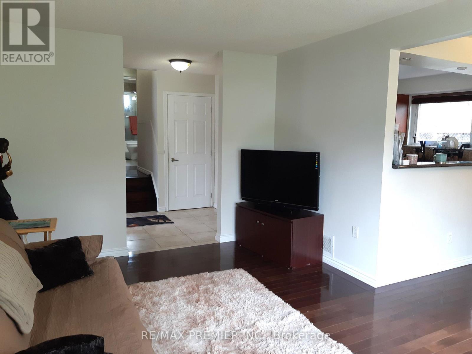 32 Dunblaine Crescent, Brampton, ON - Indoor Photo Showing Living Room