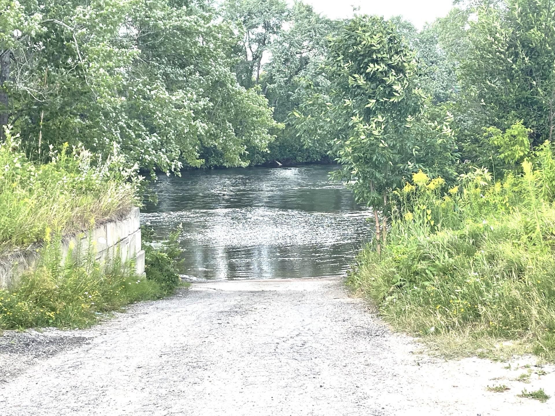 Accès au plan d'eau - Rue Des Algonquins, Mont-Laurier, QC