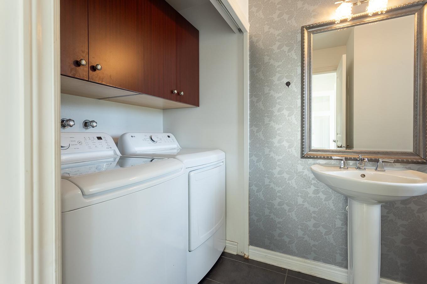 Laundry room - 111 Rue Jean-Paul-Lemieux, Notre-Dame-De-L'Île-Perrot, QC - Indoor Photo Showing Laundry Room