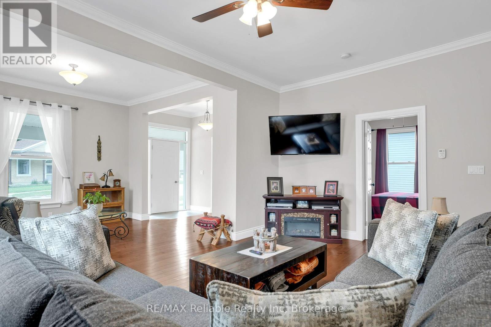 143 Albert Street, Central Huron (Clinton), ON - Indoor Photo Showing Living Room