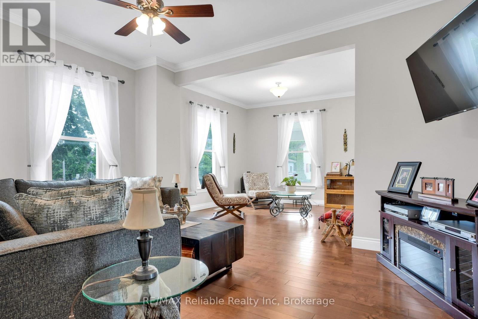 143 Albert Street, Central Huron (Clinton), ON - Indoor Photo Showing Living Room