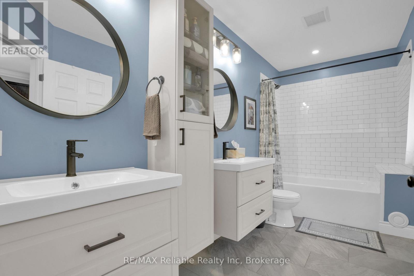 143 Albert Street, Central Huron (Clinton), ON - Indoor Photo Showing Bathroom