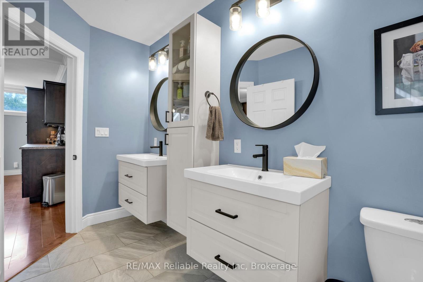 143 Albert Street, Central Huron (Clinton), ON - Indoor Photo Showing Bathroom