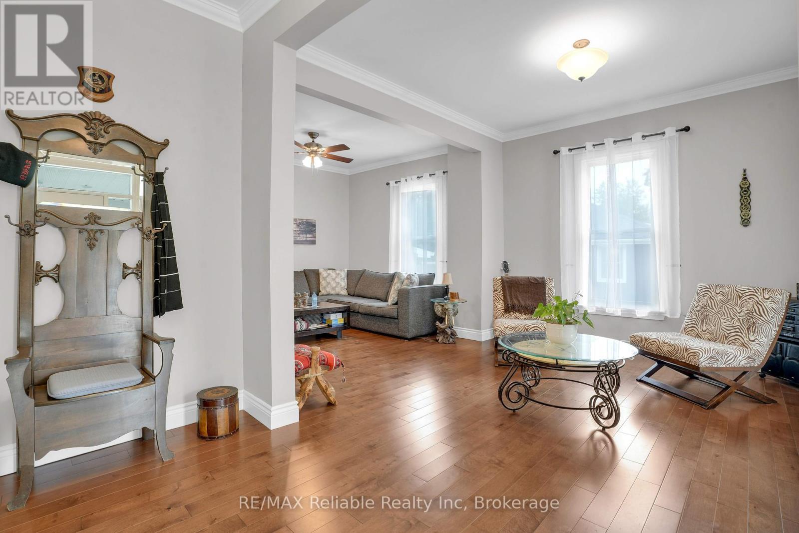 143 Albert Street, Central Huron (Clinton), ON - Indoor Photo Showing Living Room
