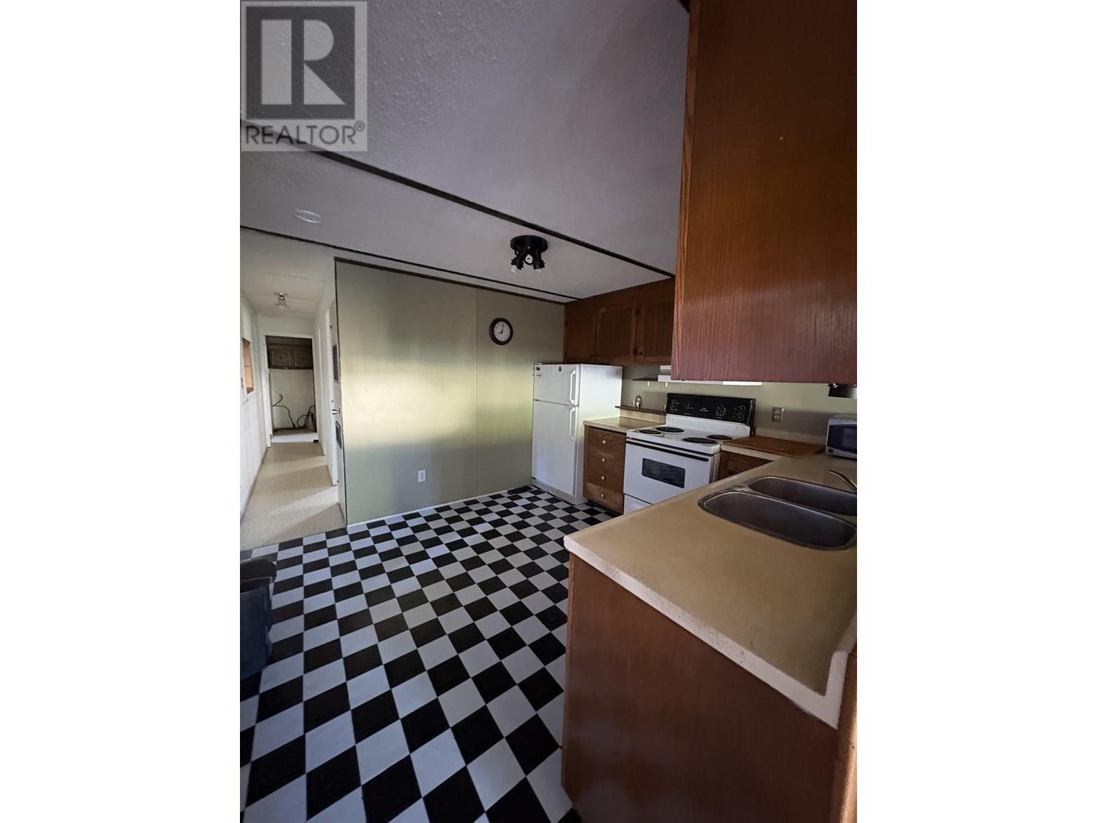 10713-10715 Learmonth Street, Hudsons Hope, BC - Indoor Photo Showing Kitchen