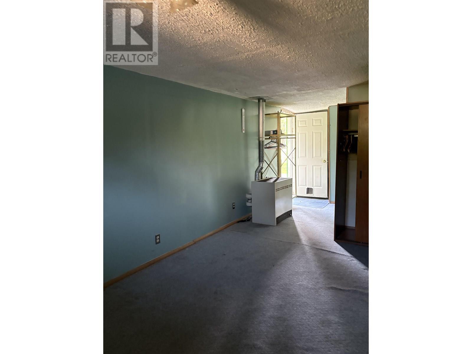 10713-10715 Learmonth Street, Hudsons Hope, BC - Indoor Photo Showing Other Room