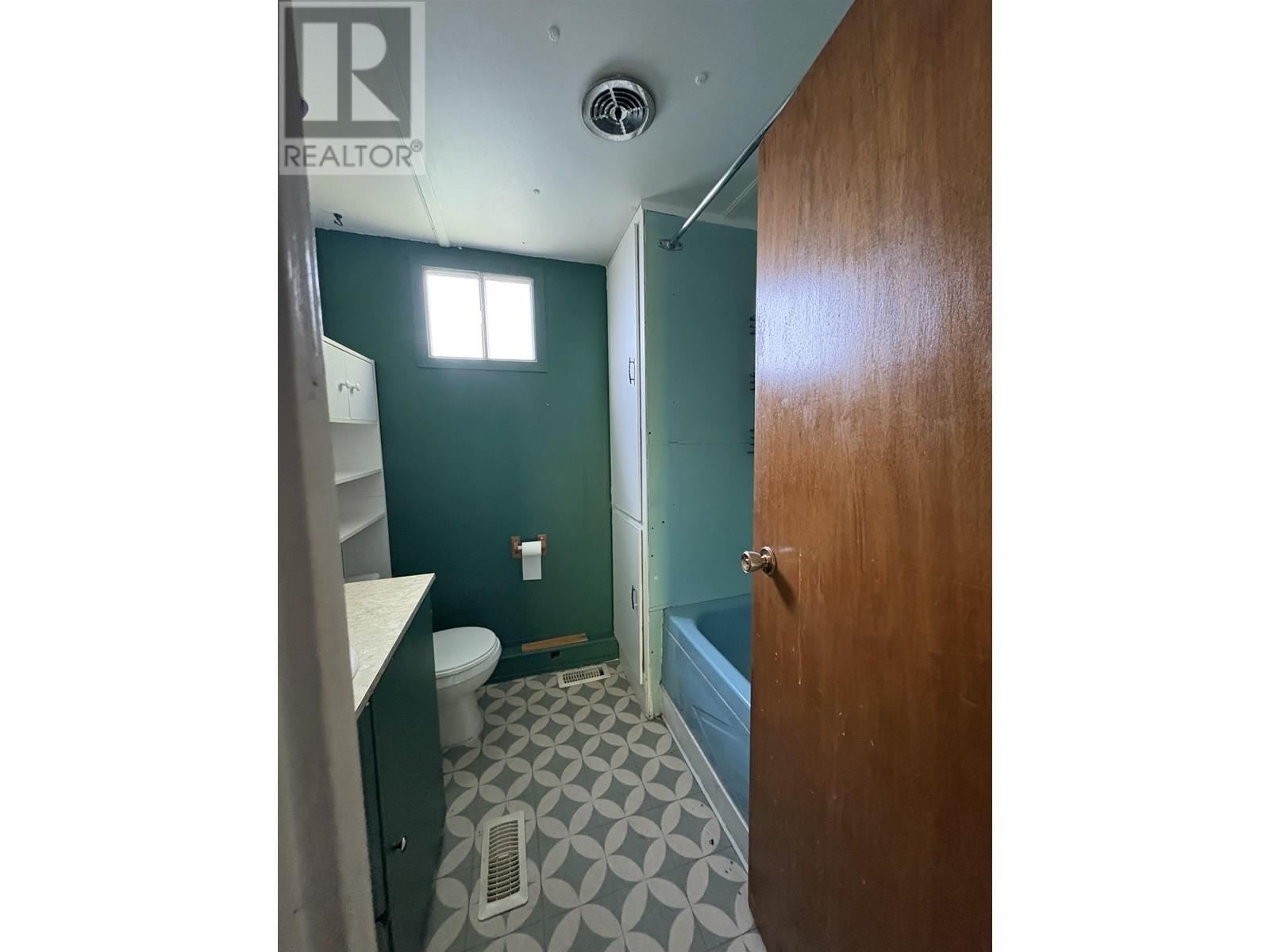 10713-10715 Learmonth Street, Hudsons Hope, BC - Indoor Photo Showing Other Room