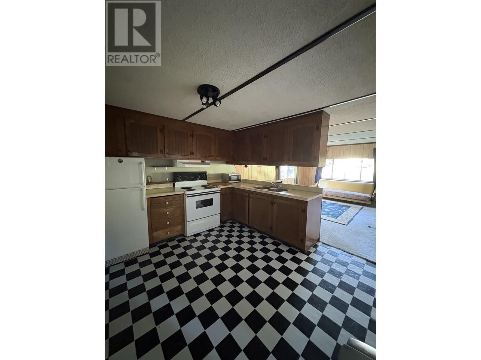 10713-10715 Learmonth Street, Hudsons Hope, BC - Indoor Photo Showing Kitchen