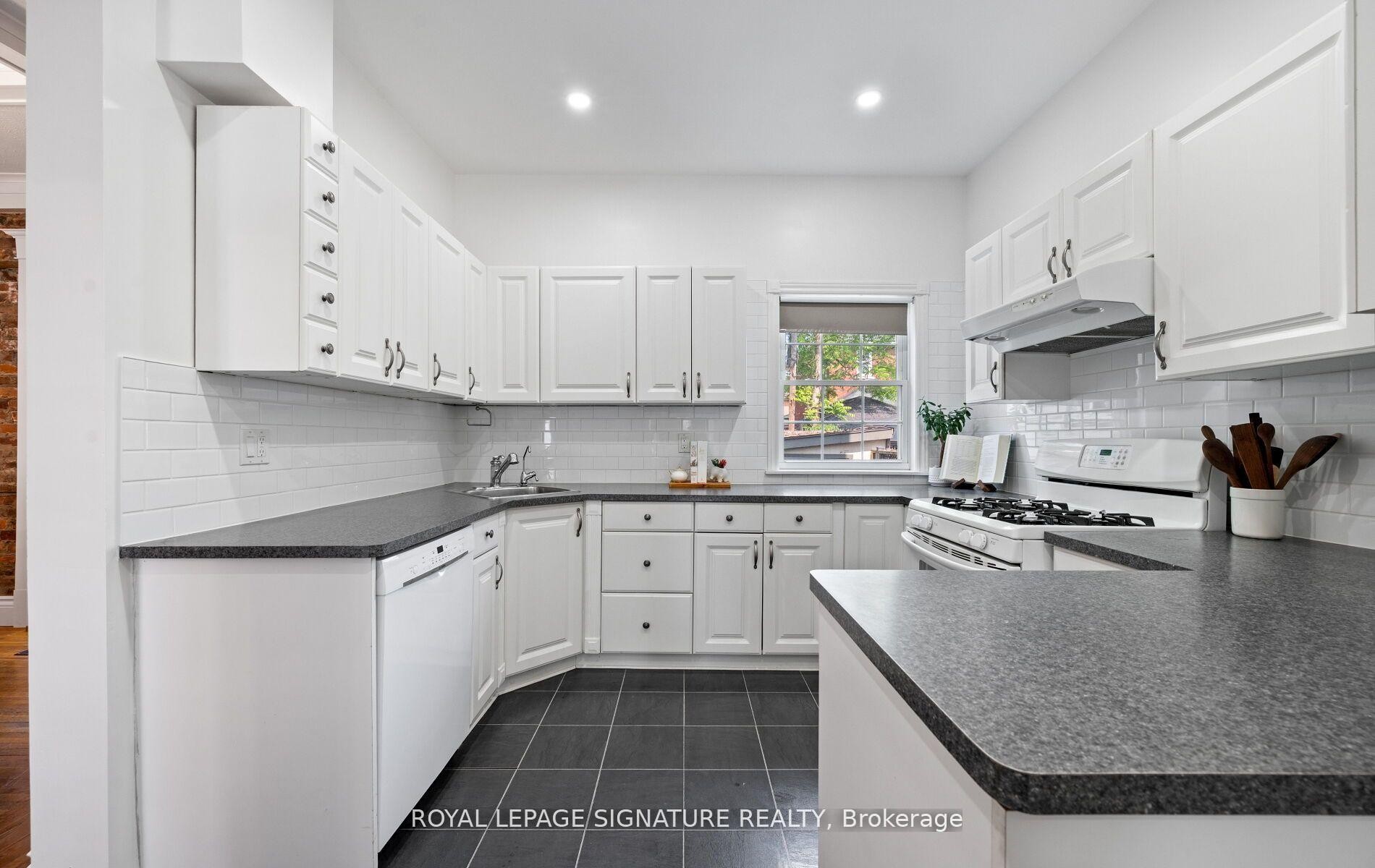 124 Eastbourne Avenue, Hamilton, ON - Indoor Photo Showing Kitchen