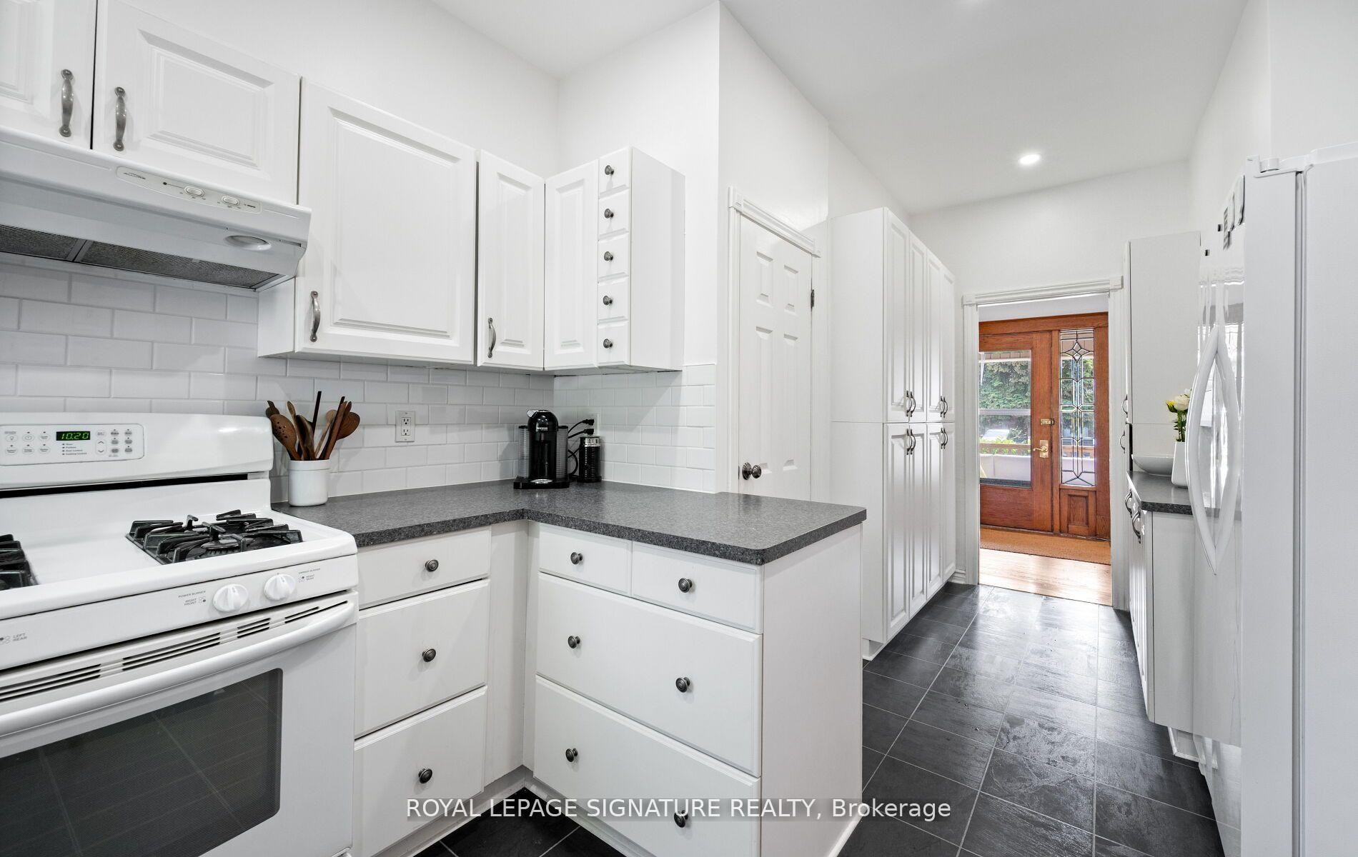 124 Eastbourne Avenue, Hamilton, ON - Indoor Photo Showing Kitchen